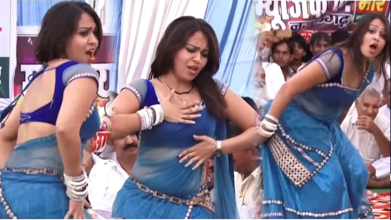 पल्लू निकाल ब्लाउज में