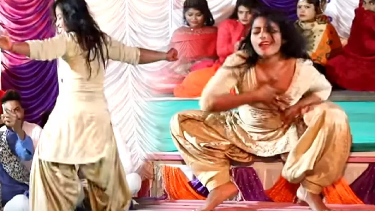 दुपट्टा हटा कर कोमल