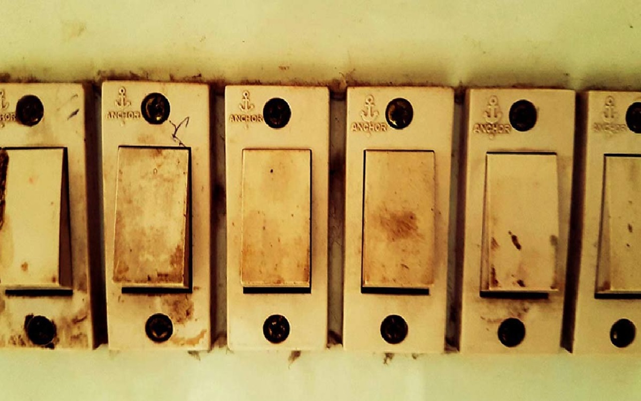 स्विच बोर्ड की गंदगी