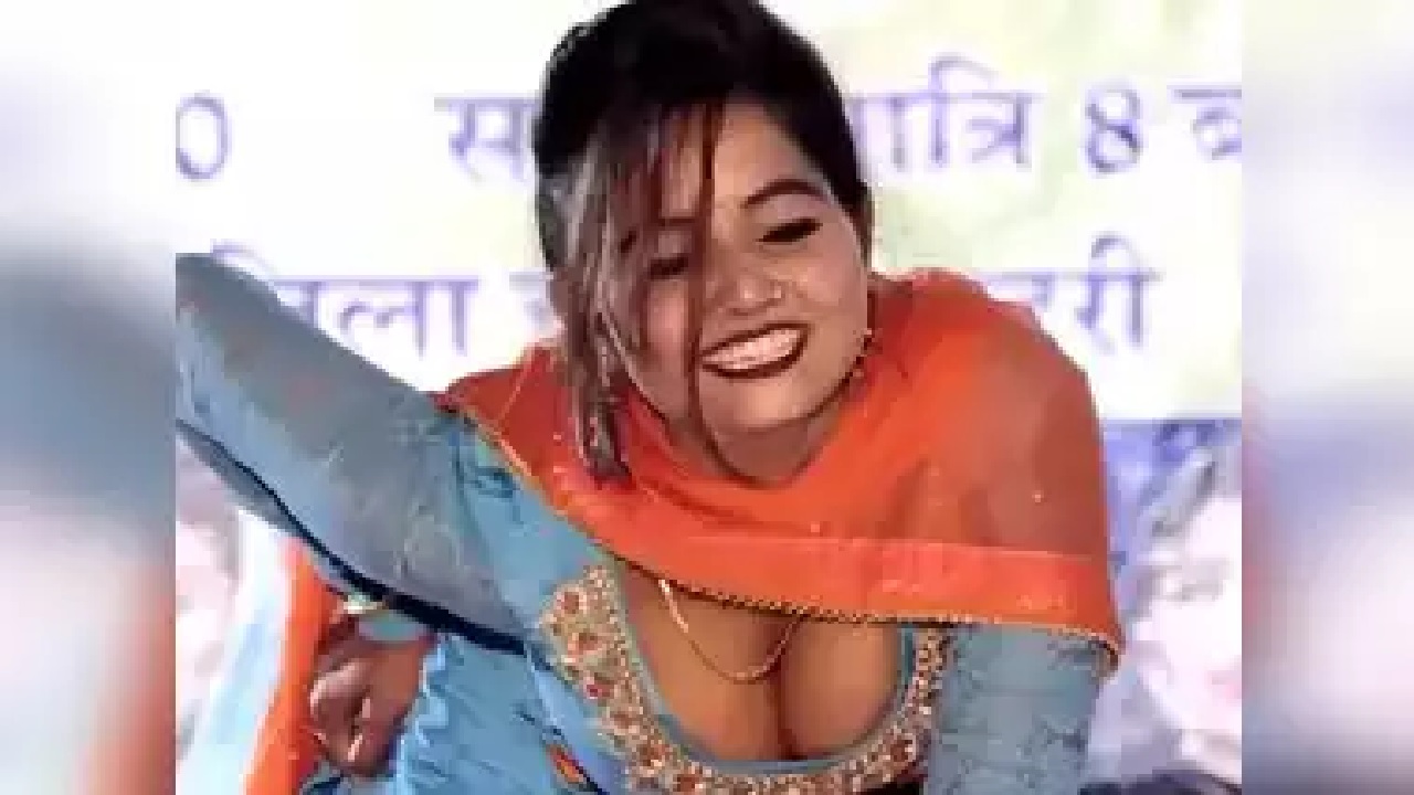 सुनीता को मटकता देख