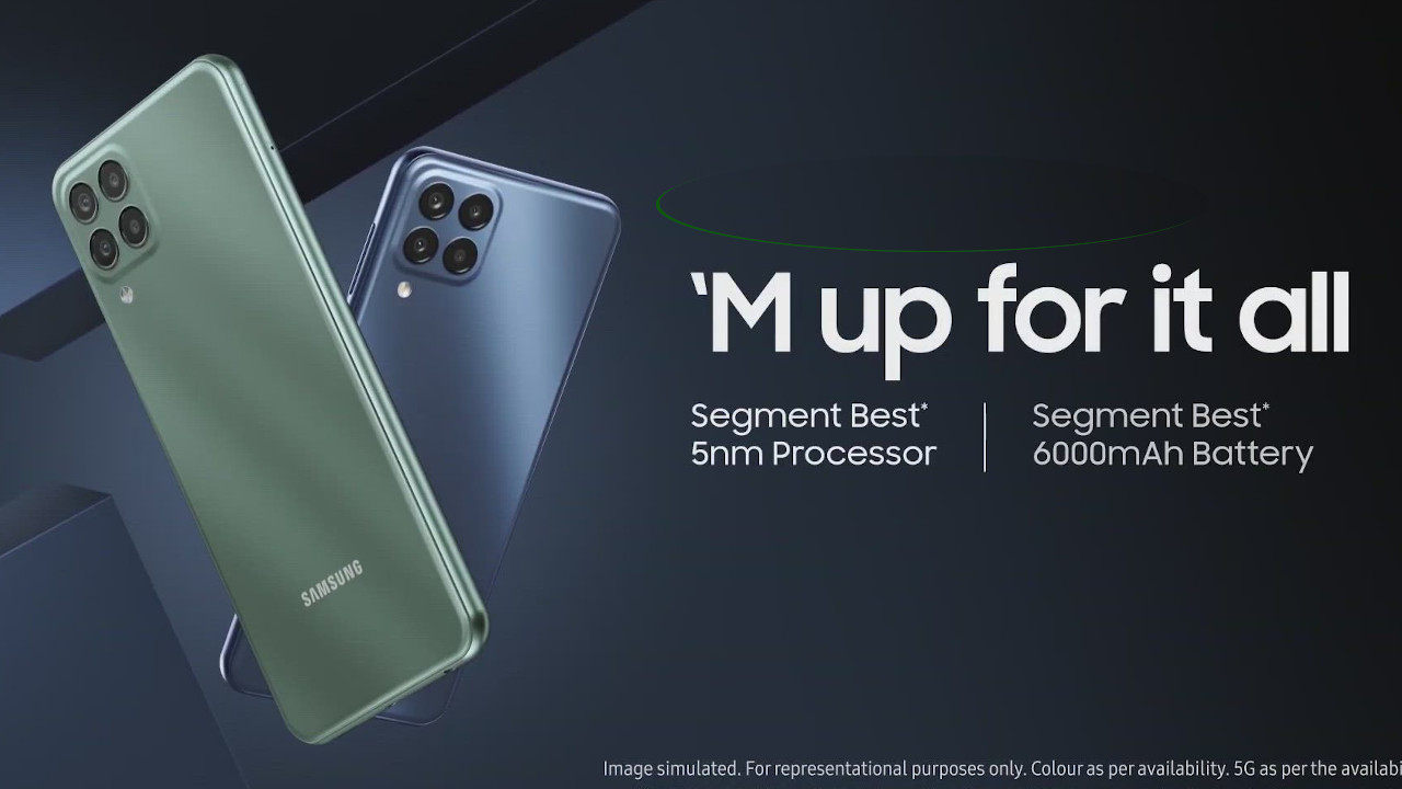 टकटकी लगाए आ रहा