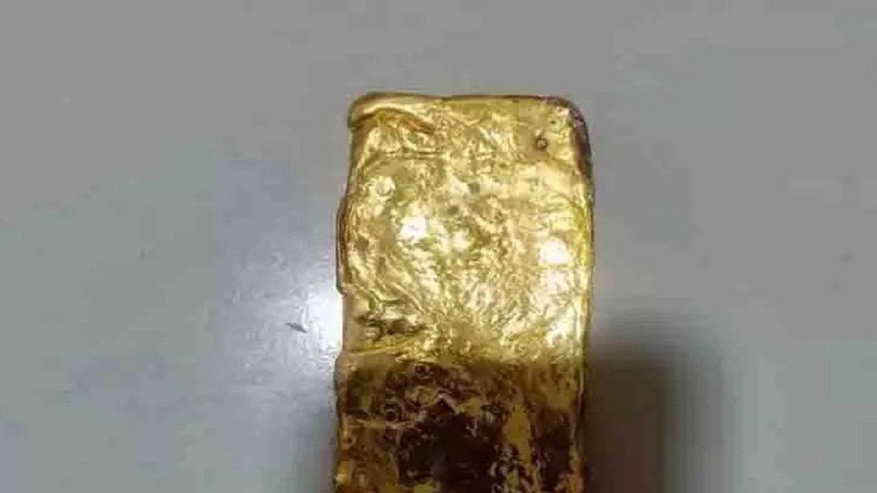 कूल्हे में छुपा रखा