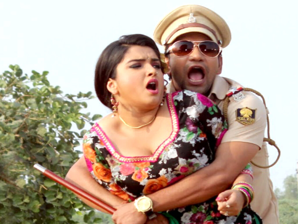 निरहुआ ने पुलिस वर्दी