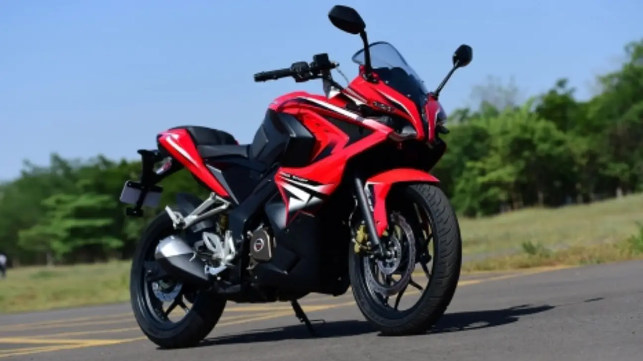 Bajaj Pulsar RS200 पलक