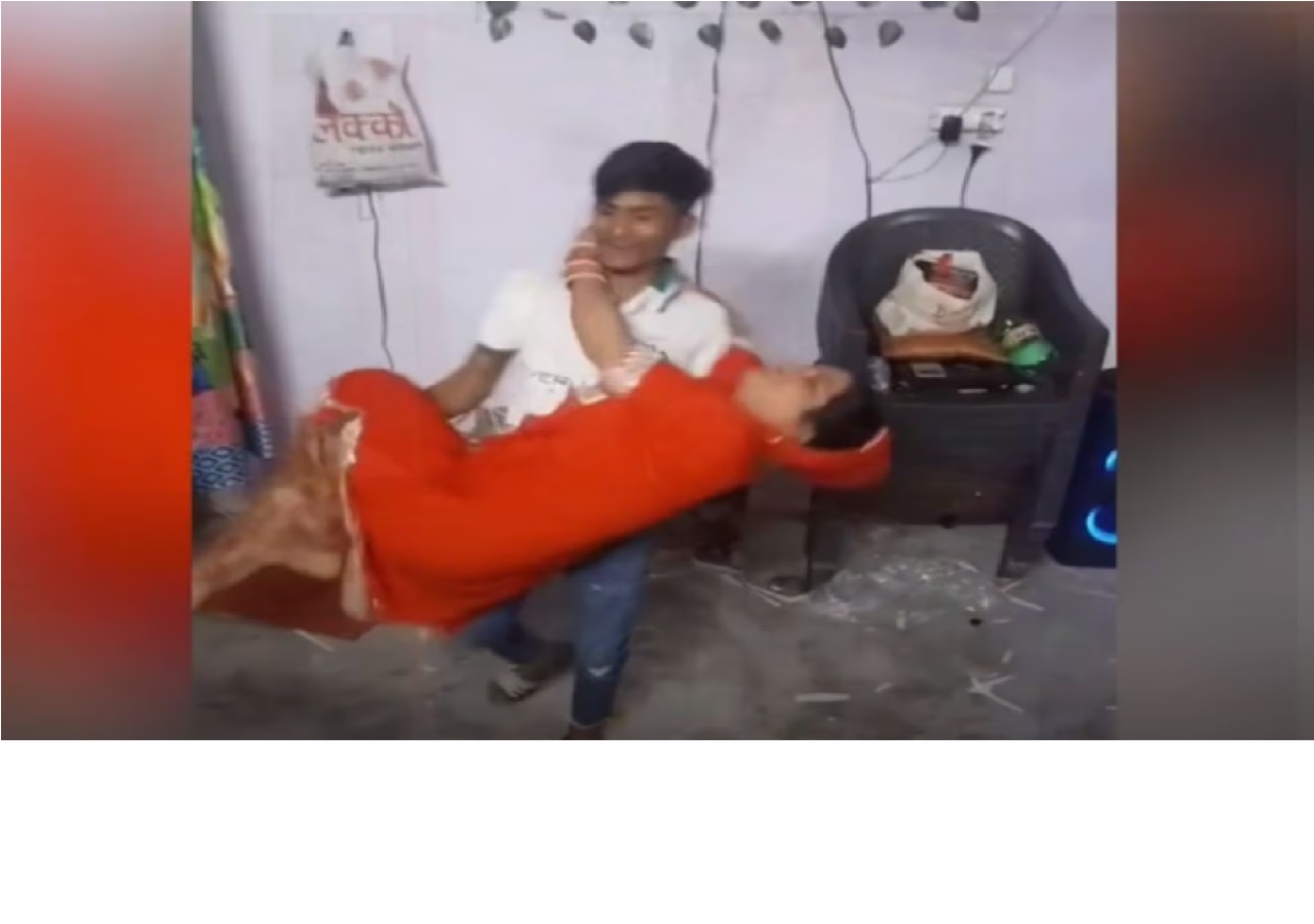 सीमा को लाल सूट