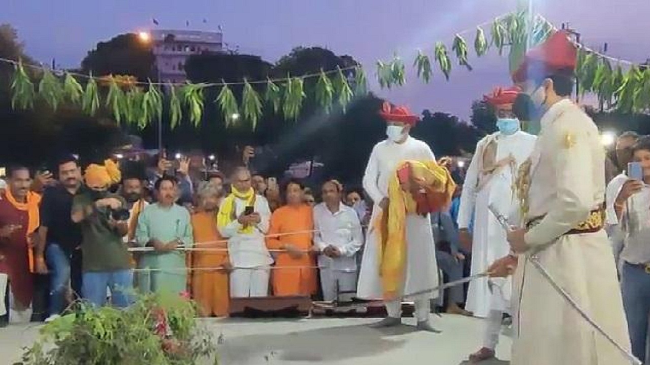 शाही परंपरा: सिंधिया ने