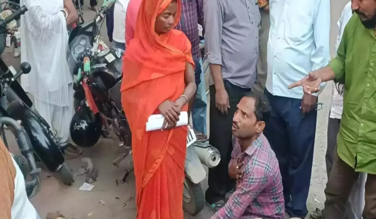 बीच सड़क पर सास