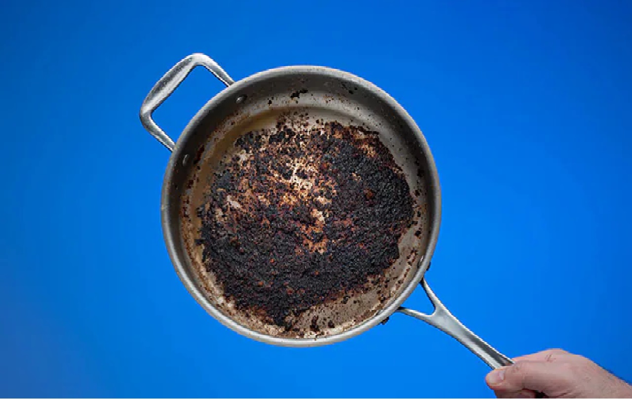 काले तवे से हैं