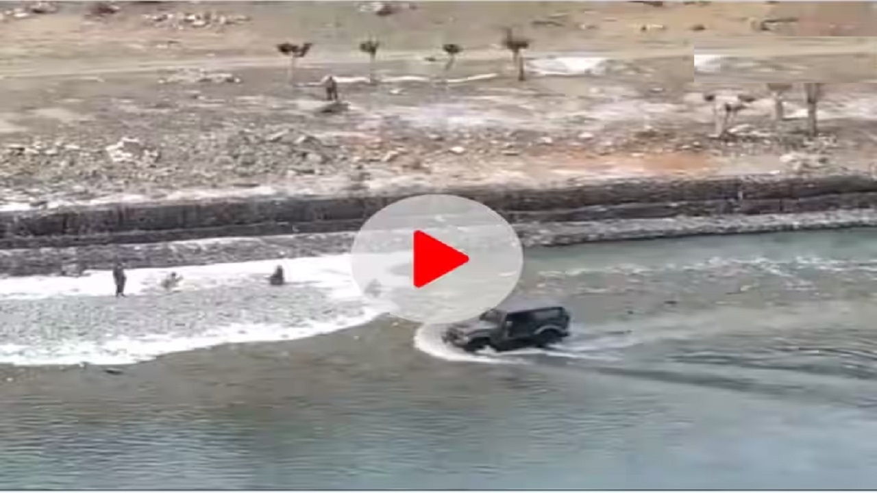 सड़क पर लगी भीड़ को