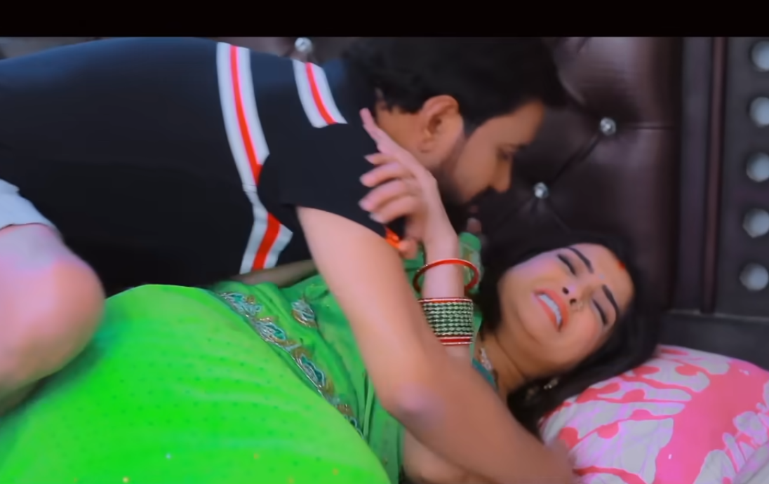 आम्रपाली को हरी साड़ी