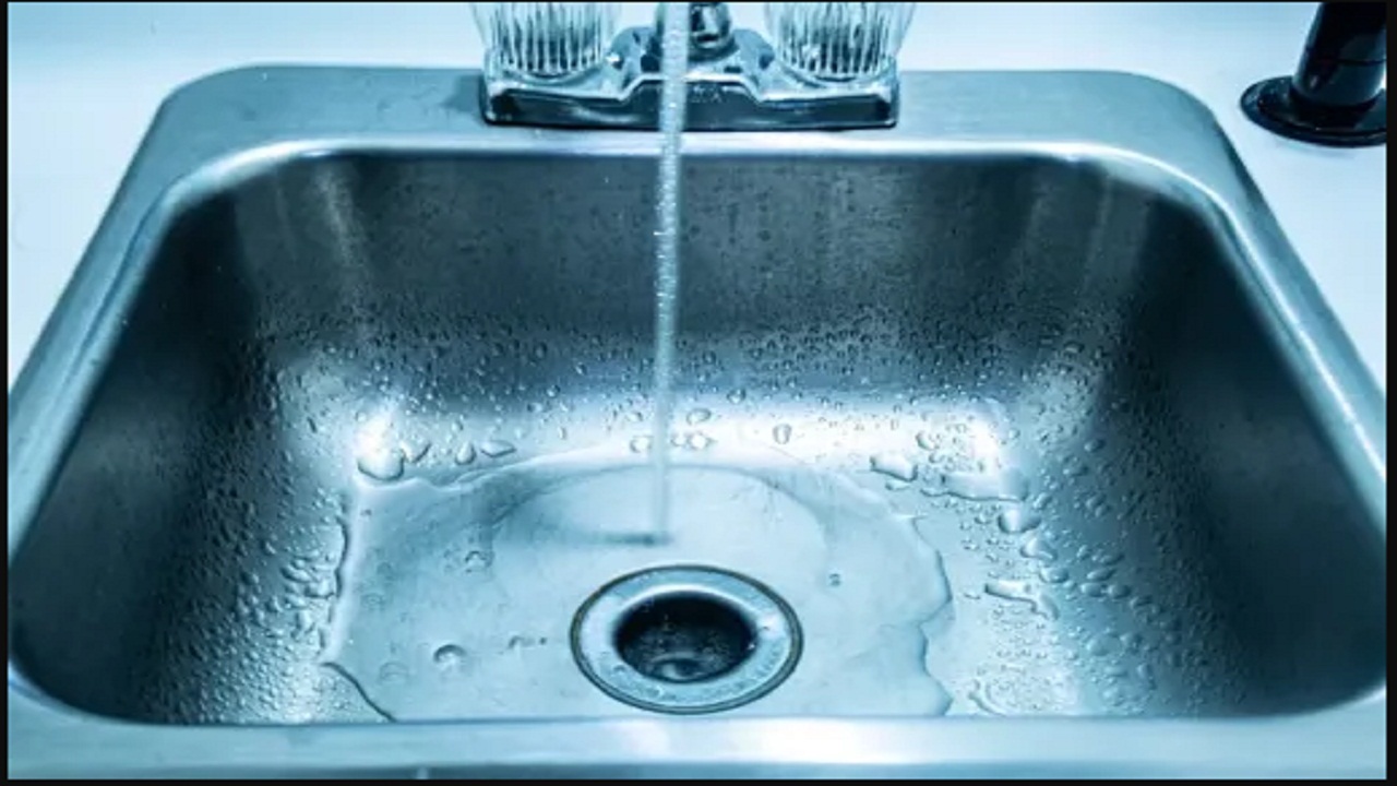 बाथरूम में रुकता है