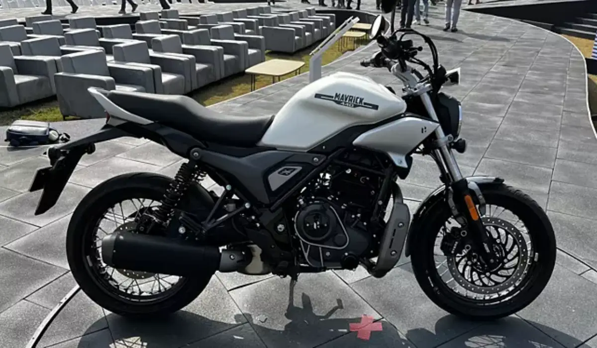 सड़कों पर लहराती हुई