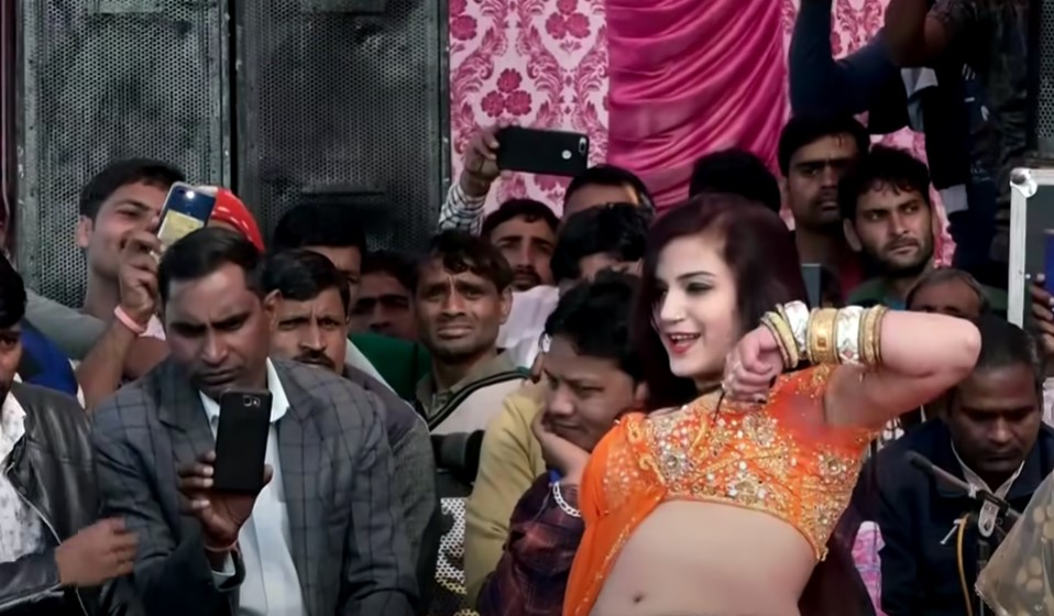 लहंगे में रंगीली ने