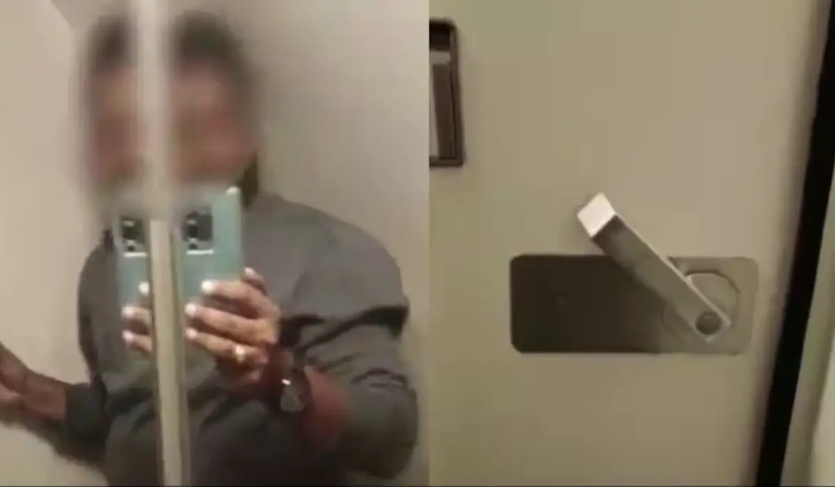 कमोड पर बैठे बैठे