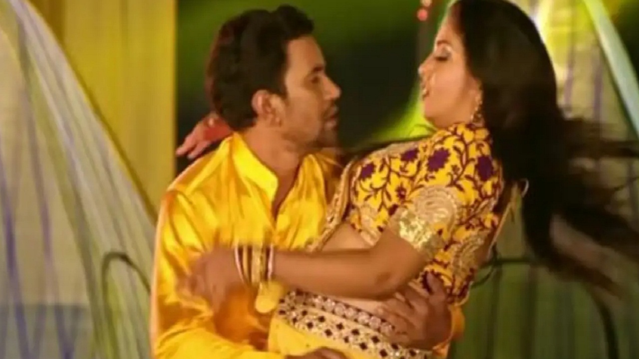 आम्रपाली गोद में बैठा