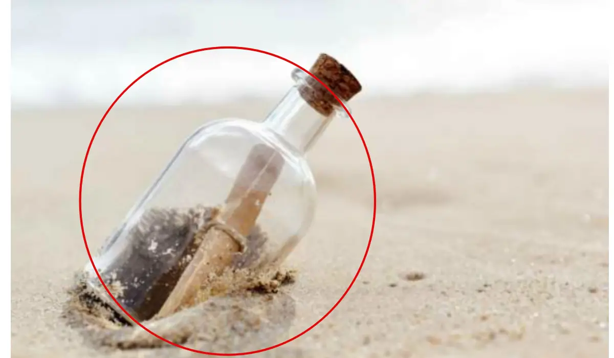 समुद्र में तैरती बोतल