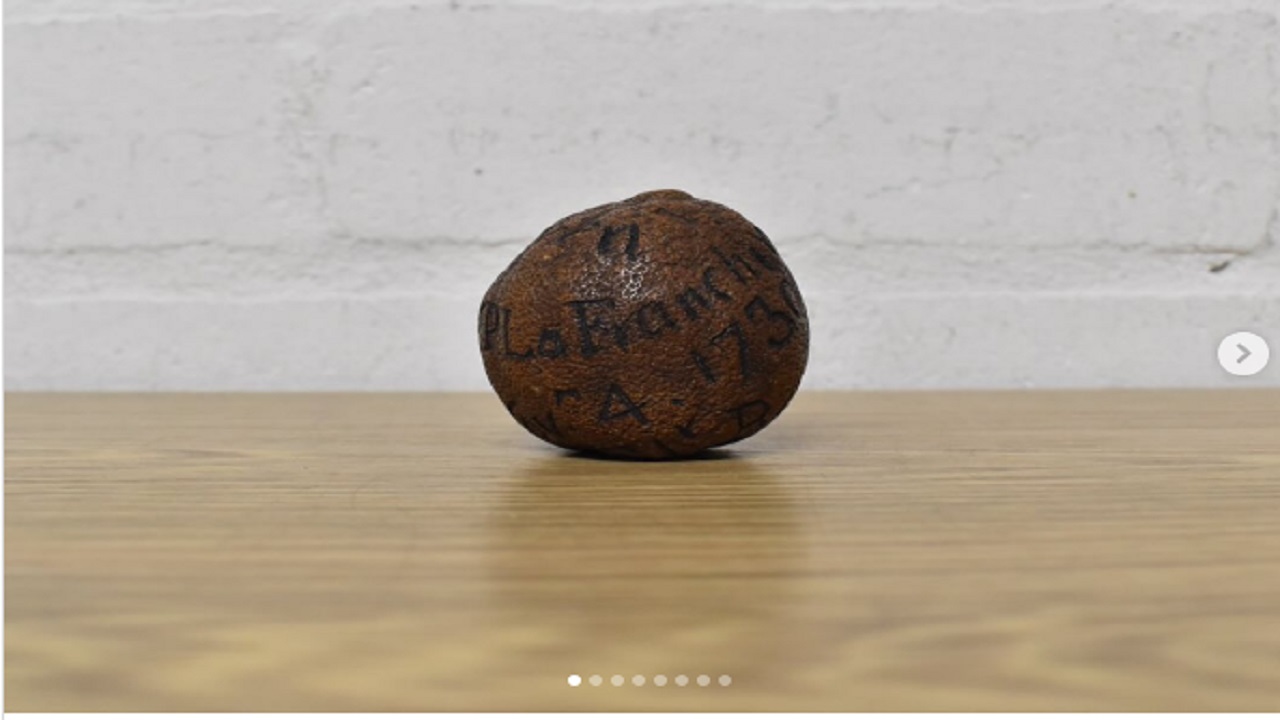 अलमारी में मिला  285