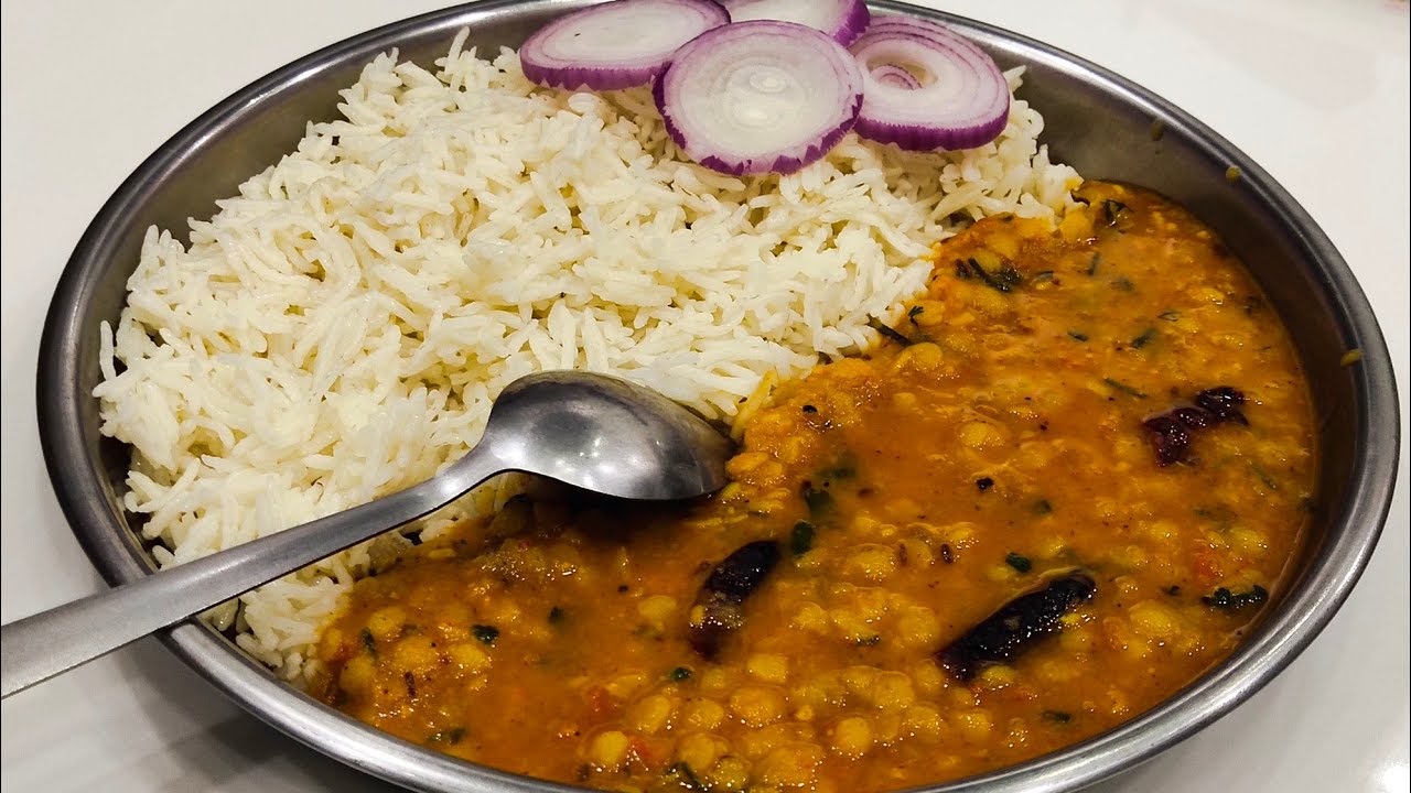 दाल को पकाते हुए