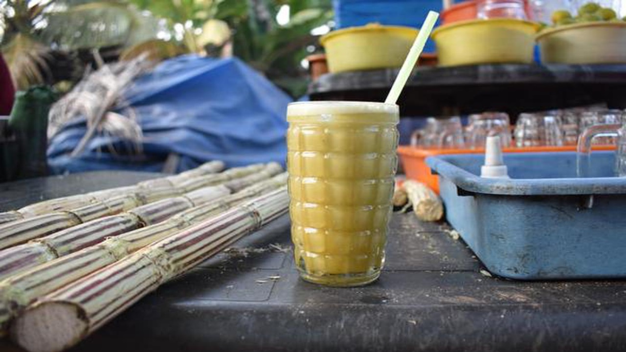 गन्ने का रस पीना