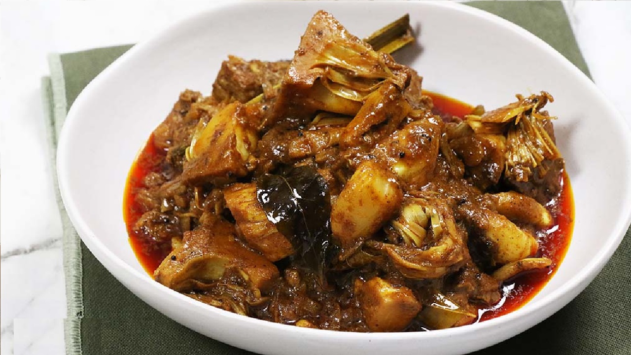 कटहल की सब्जी खाते