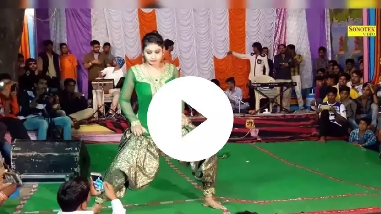 हरे सूट में गोरी