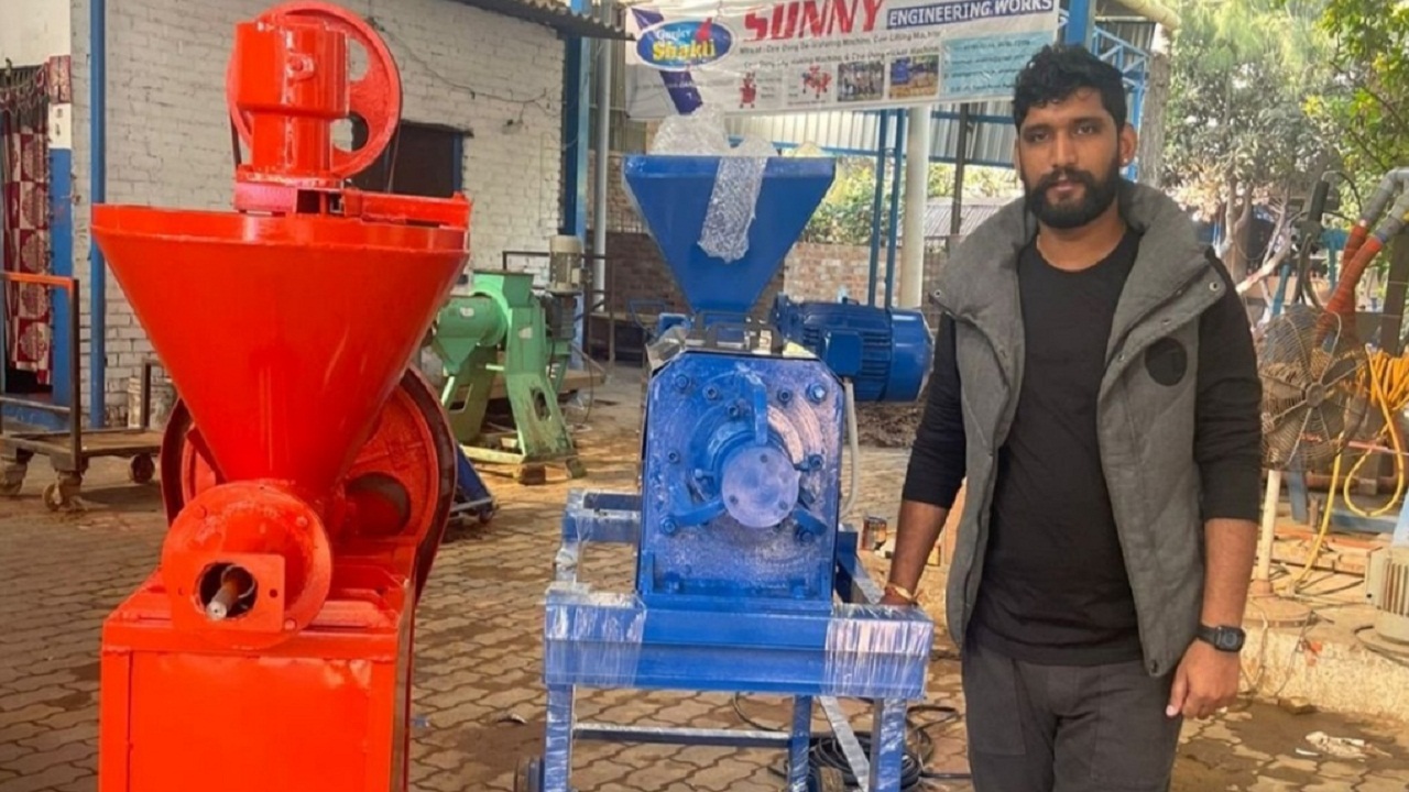 गोबर से लकड़ी बनाती